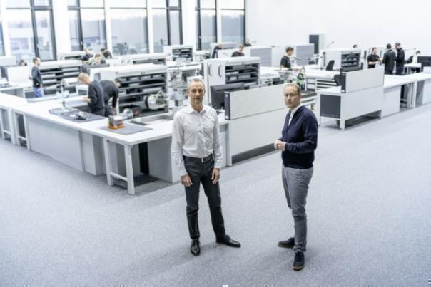 Adam Baker (links) und Stefan Dreyer (rechts) in einer der Werkstätten für den Verbrennungsmotor